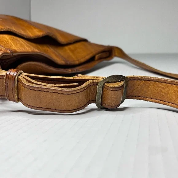 Duluth Trading Co. Lifetime Leather Crossbody Bag - Picture 8 of 13